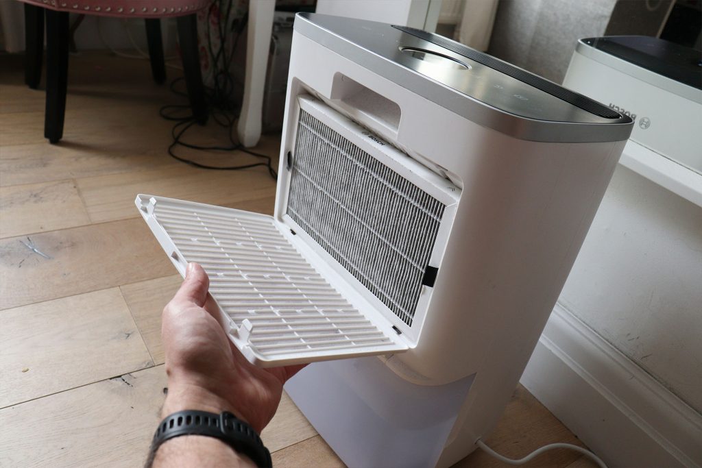 A Bosch Dry 4000 hátulja, a műanyag hálóval és a légszűrővel