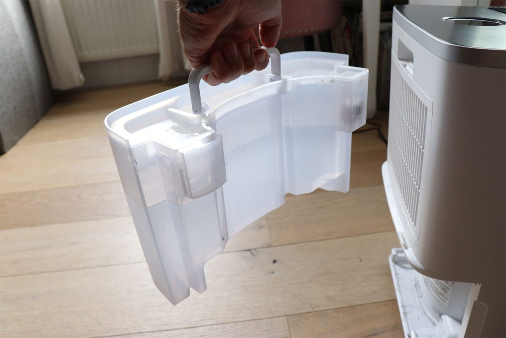 A Bosch Dry 4000 kivett víztartálya, a fogantyújánál tartva