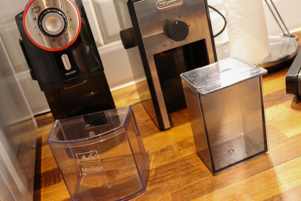De’Longhi KG79 a Melitta Molino mellett, az őrleménytartókkal együtt