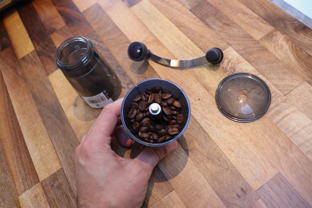 Hario Mini Mill Plus isärplockad med kaffebönor inuti
