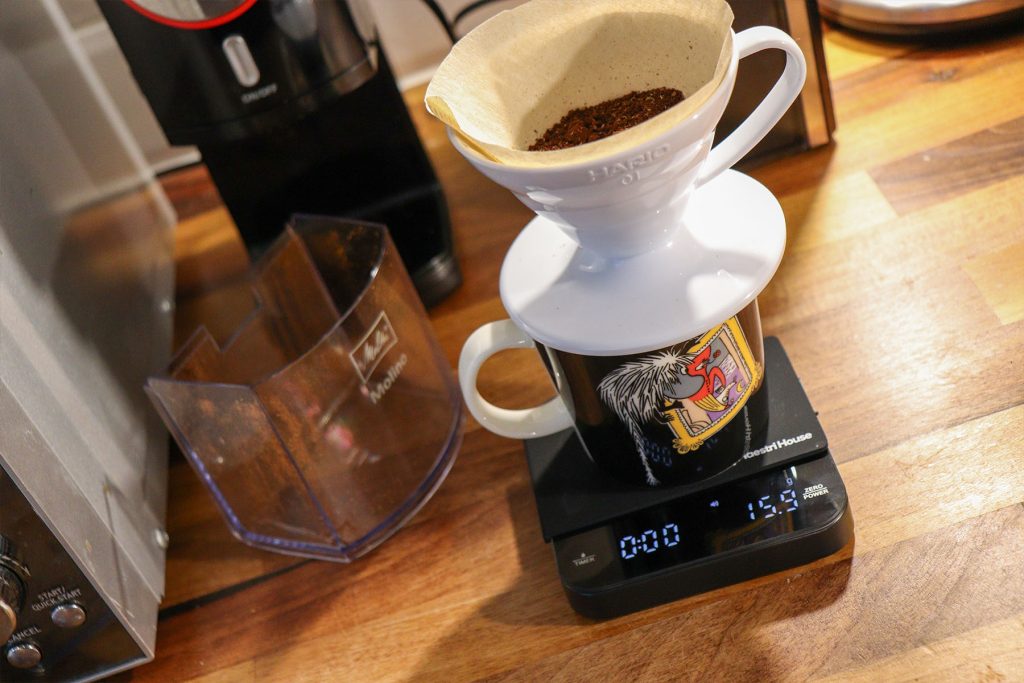 Hario V60 01 a kávédarálómmal és a kávémérlegemmel együtt