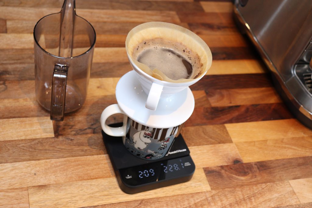 Hario V60 Drip Kettle AIR sammen med Maestri House S2-kaffevægten