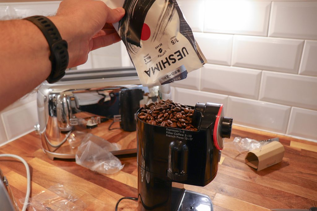 200 g of coffee beans just fitting into the Melitta Molino hopper
