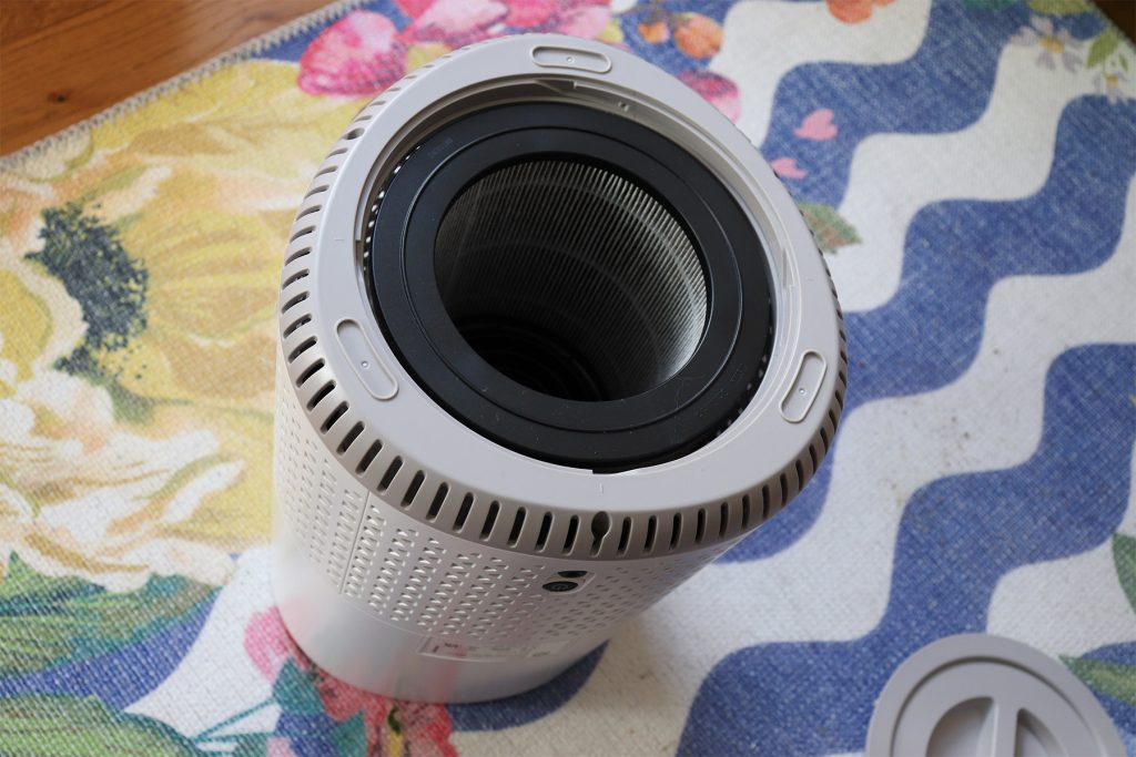 Philips 600 Series AC0650/20 umgedreht auf dem Boden, mit sichtbarem Filter und leeren Aussparungen für Gummifüße