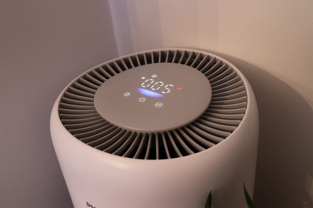 A Philips 900-as sorozat AC0950/10 világító érintőpanelje közelről