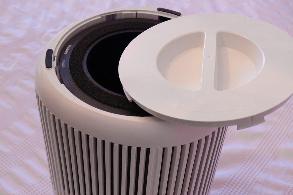 Philips 900-as sorozat AC0950/10 fejjel lefelé az ágyon, nyitott aljjal és látható szűrővel