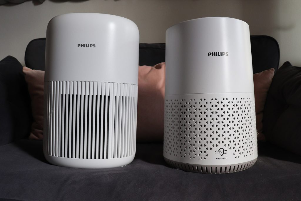 Philips 900-as és 600-as sorozatú légtisztító egymás mellett a kanapén, közel azonos méretben
