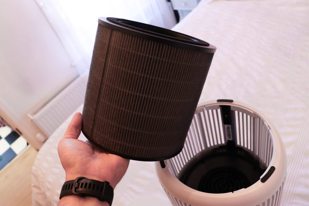 A Philips 900-as sorozat AC0950/10 szűrője kézben tartva