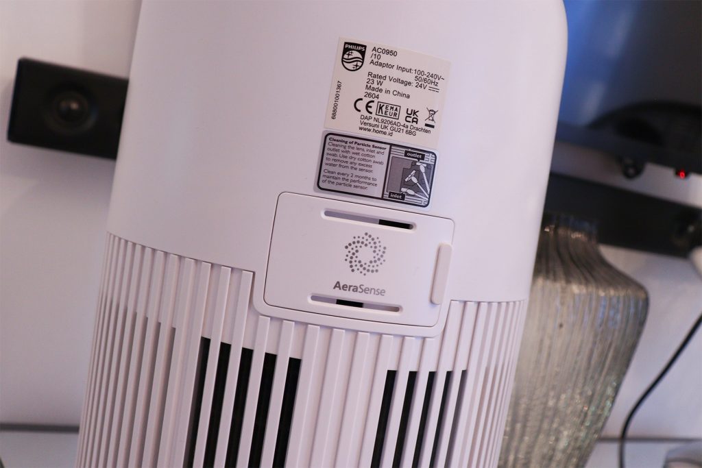 A Philips 900-as sorozat AC0950/10 hátoldalán az AeraSense érzékelő tisztítónyílása